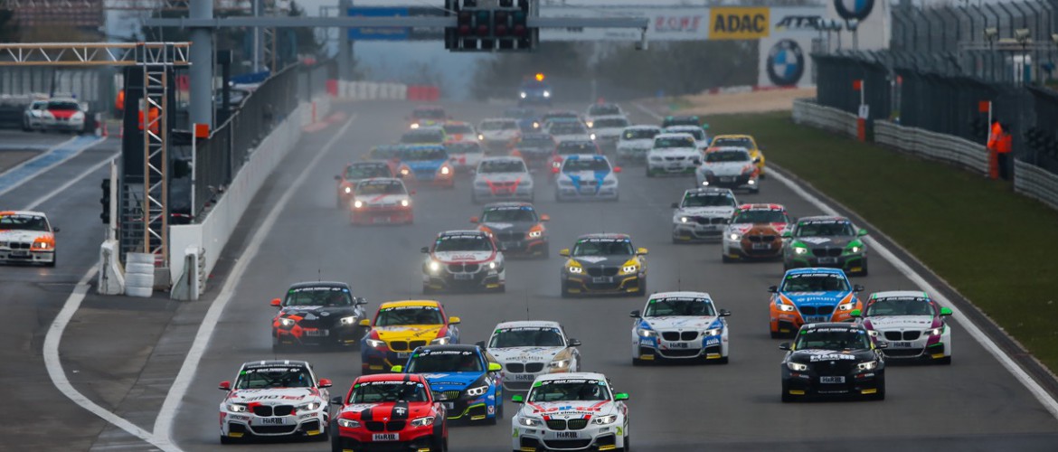 Start beim VLN 2 Rennen auf dem Nürburgring