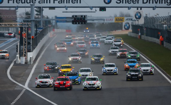 Start beim VLN 2 Rennen auf dem Nürburgring